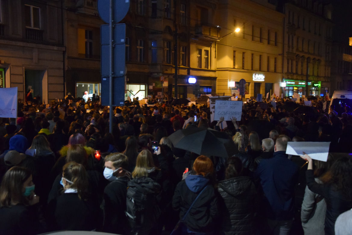 Protest kobiet w Katowicach. Tłumy strajkują przeciwko zakazowi aborcji