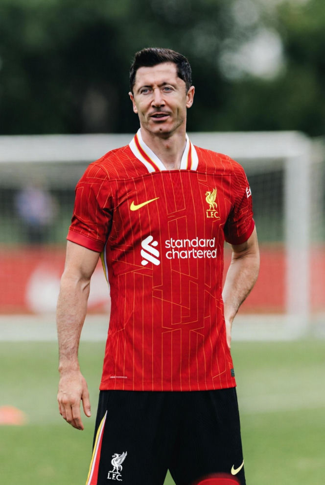 Robert Lewandowski w koszulkach różnych klubów