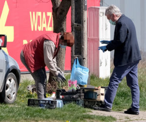 Marszałek Karczewski robi zakupy na bazarku