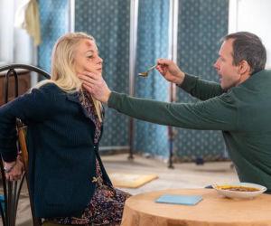 Pierwsza miłość: Emilce udaje się wykraść broń. Strzela do Mateusza...