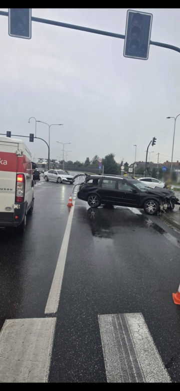 Kraksa osobówki z ciężarówką w Krakowie. Duże utrudnienia drogowe
