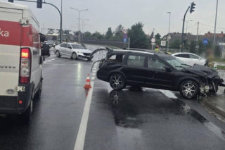 Kraksa osobówki z ciężarówką w Krakowie. Duże utrudnienia drogowe