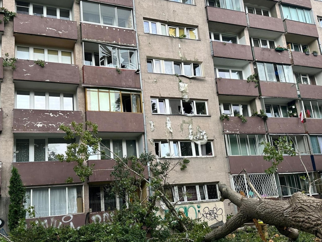  Drzewo runęło na blok! Roztrzaskane szyby w oknach, rozryta elewacja i zarwane balkony
