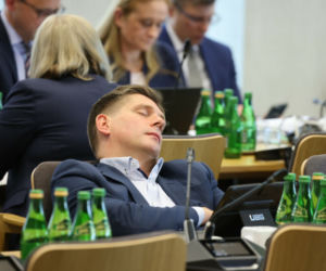 Poseł Bartosz Kownacki śpi w czasie posiedzenia komisji sejmowej