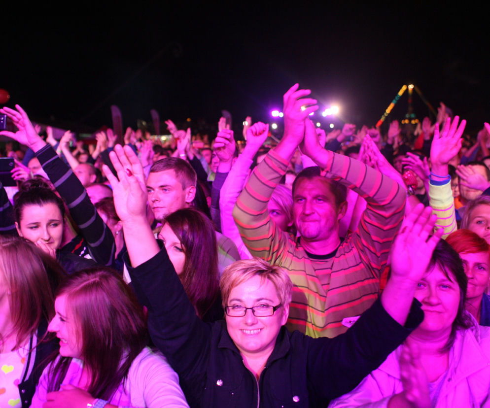 POZEGNANIE LATA W ILOWIE KONCERT DISCO POLO W CZASIE KONCERTU ODBYL SIE JUBILEUSZ DWUDZIESTOPIECIOLECIA PRACY ARTYSTYCZNEJ ZESPOLU AKCENT