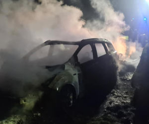 Pożar przyczepy kempingowej i samochodu w powiecie gostyńskim