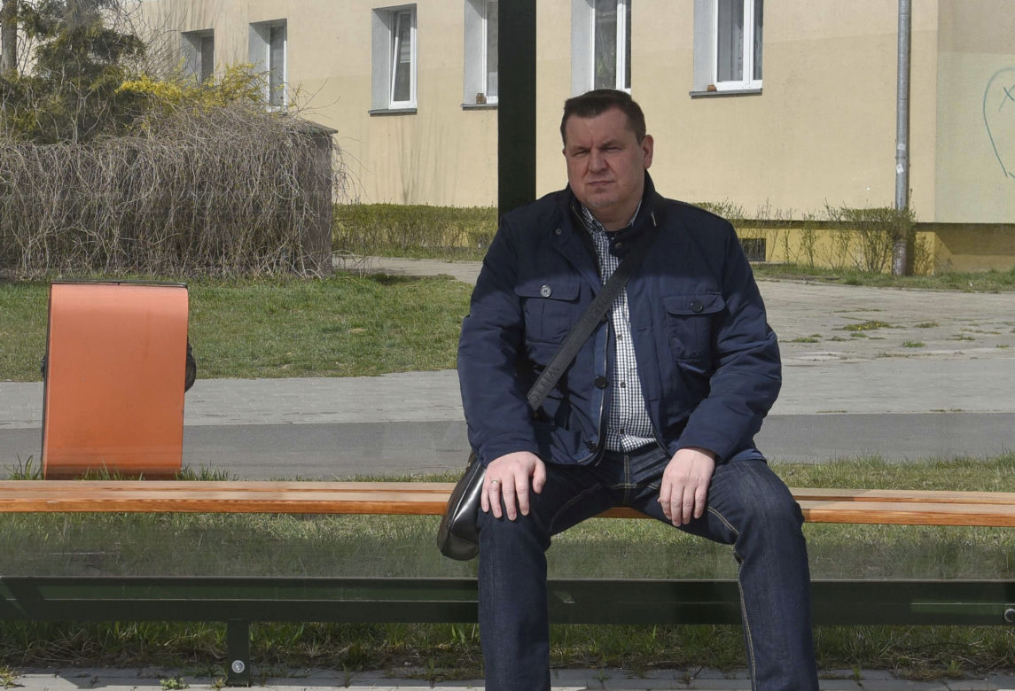 Arkadiusz Brodziński czeka na przystanku, na którym nie stają autobusy