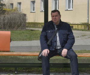 Arkadiusz Brodziński czeka na przystanku, na którym nie stają autobusy