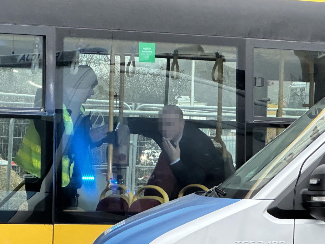 Plama krwi, torebka i rozbite okulary. Rozpacz kierowcy autobusu po koszmarnym wypadku na Mokotowie. Nowe informacje