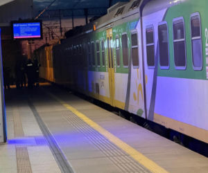 Młody mężczyzna wtargnął na tory, 21-latek nie żyje. Pociągi opóźnione nawet godzinę