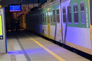 Młody mężczyzna wtargnął na tory, 21-latek nie żyje. Pociągi opóźnione nawet godzinę