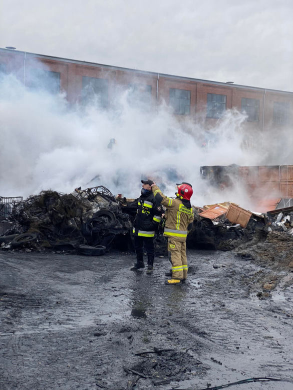 Duży pożar pod Środą Śląska. Ponad 100 strażaków gasi płonącą halę z bateriami   