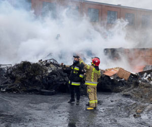 Duży pożar pod Środą Śląska. Ponad 100 strażaków gasi płonącą halę z bateriami   