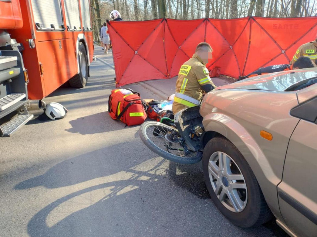 12-letni Sambor zobaczył kolegów po drugiej stronie ulicy, skręcił rowerem wprost pod auto