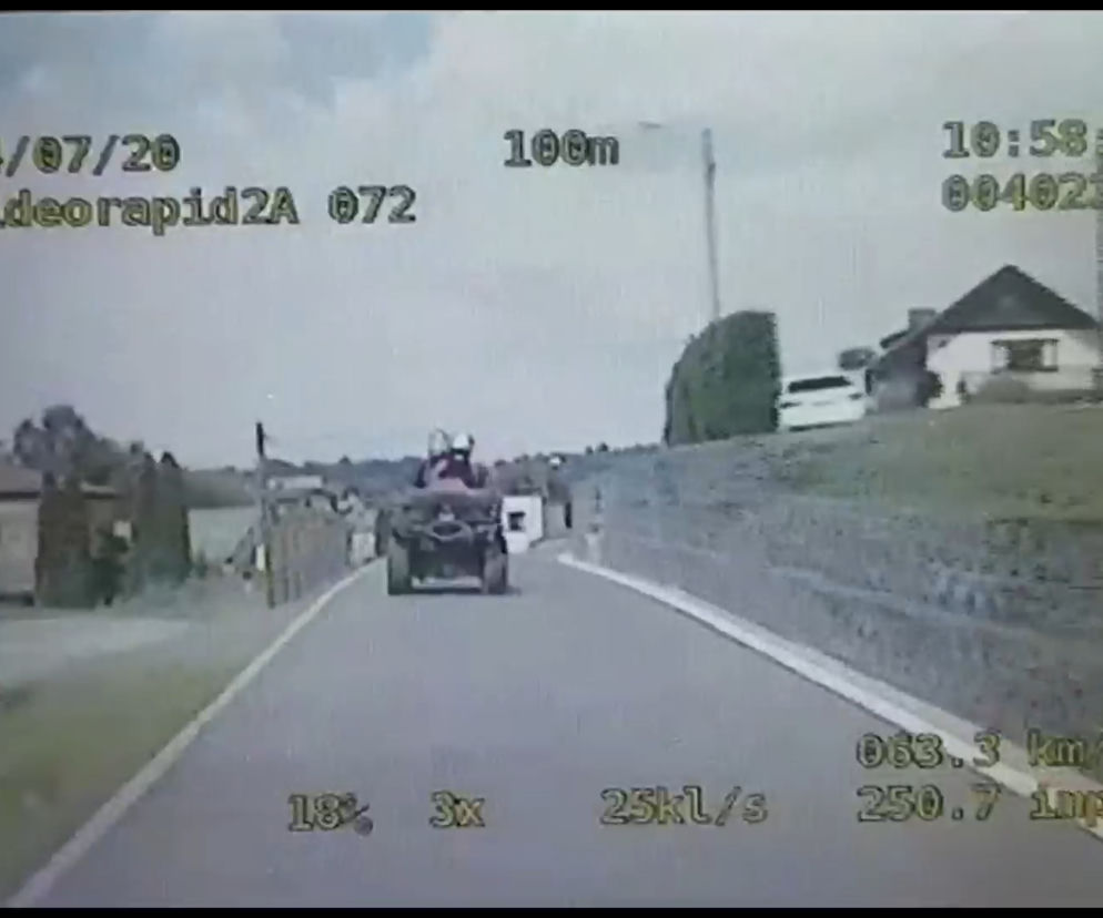Świerklany: 14-latek z kolegami uciekał na quadzie przed policją. Skończyli w rowie!