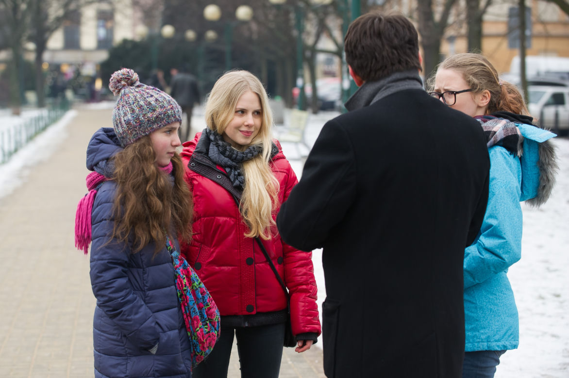Na Wspólnej odc. 2259. Tosia (Julia Lewenfisz-Górka), Kornacki (Łukasz Matecki), Zosia (Malwina Dubowska), Basia (Daria Burakowska)