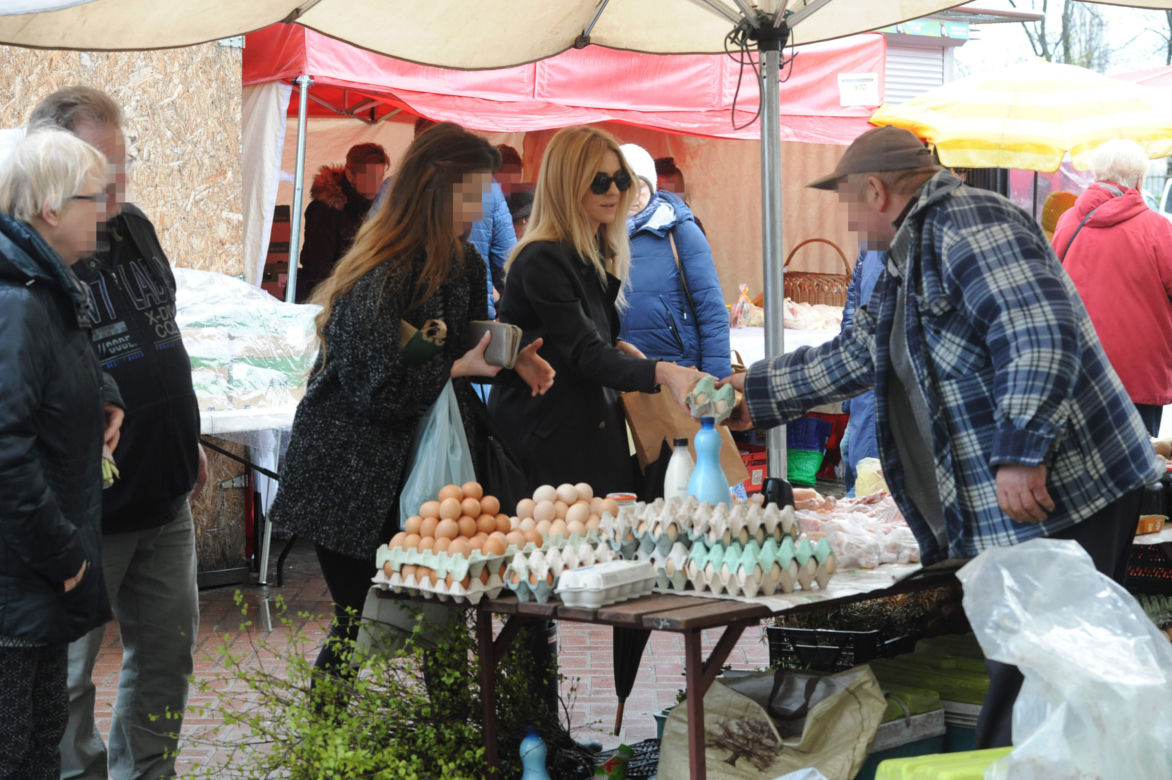 Król biega po ulicy, królowa z księżniczka po bazarze