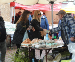 Król biega po ulicy, królowa z księżniczka po bazarze
