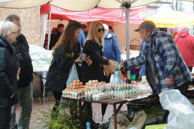 Król biega po ulicy, królowa z księżniczka po bazarze