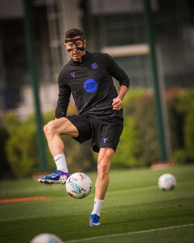 Robert Lewandowski trenował w masce