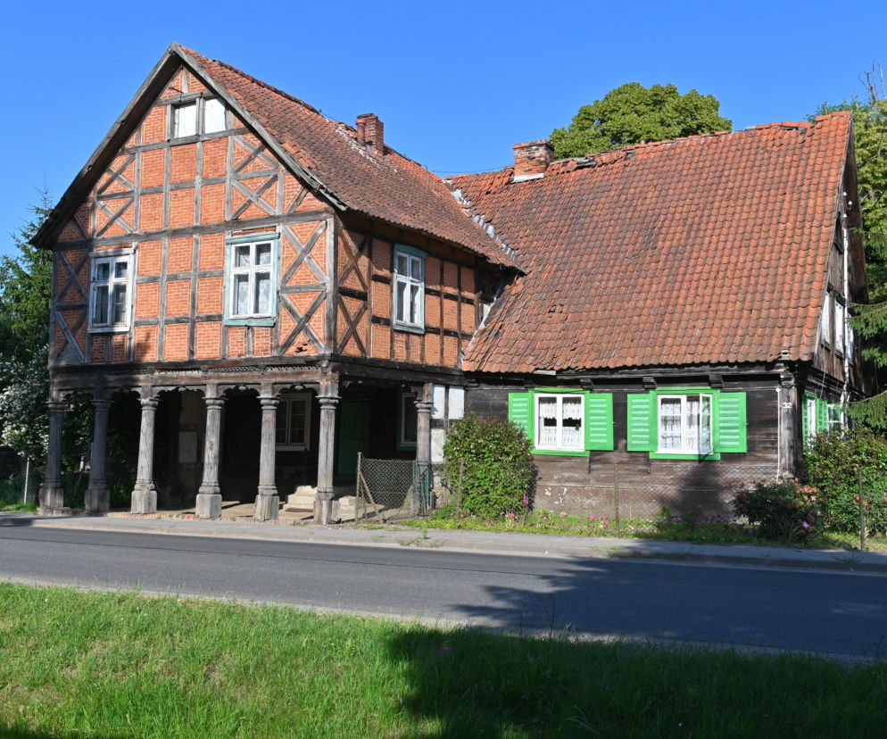 Zabytkowy dom podcieniowy na Żuławach z ryglową wystawką wspartą na słupach. O tej architekturze czytaj na Muratordom.
