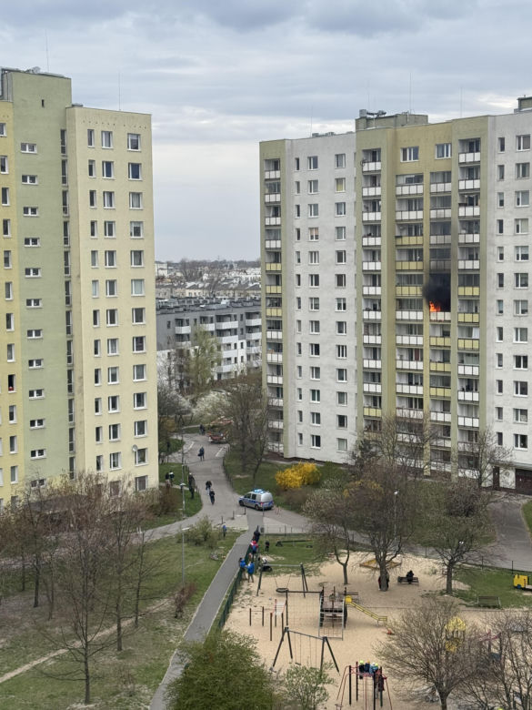 Pożar mieszkania w Warszawie! Czarny dym widać z daleka [ZDJĘCIA]