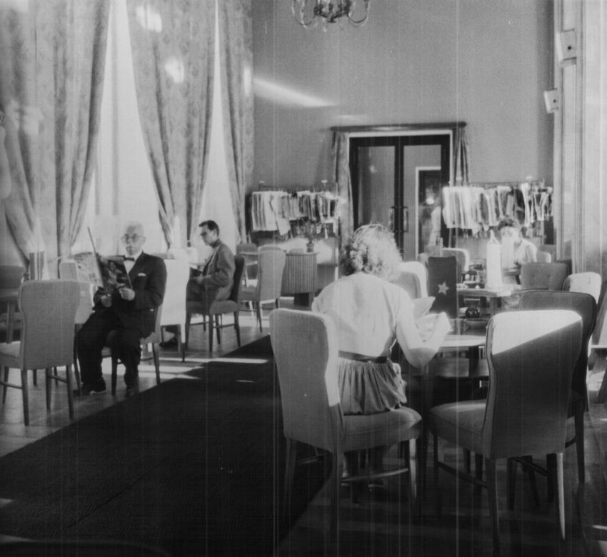 1958 - Kraków, Nowa Huta, czytelnia KMPiK, fot.Archiwum Empik