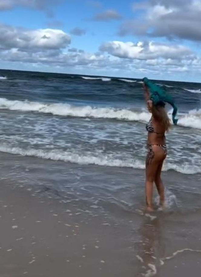 Szał na plaży nad Bałtykiem. Ewa z "Sanatorium miłości" zrzuciła ubrania. Co za figura w bikini!