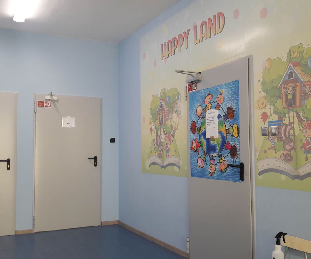 Przedszkolanka wiązała dziecko