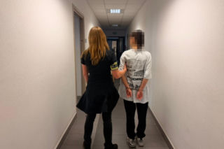 Para dwudziestolatków napadała na kierowców z aplikacji. W ich mieszkaniu policjanci przyłapali kogoś jeszcze 