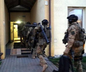 Antyterroryści w domu złodziei samochodów. Zobacz, jak wyglądała akcja