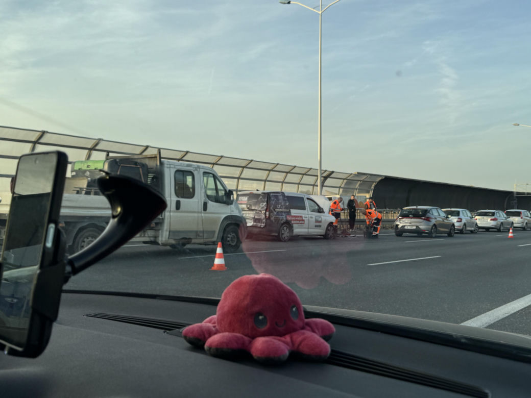 Karambol na Autostradowej Obwodnicy Wrocławia. Aż 3 wypadki, 15 uszkodzonych pojazdów oraz 3 osoby ranne