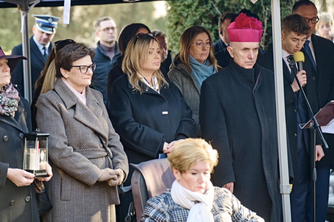 Obchody 80. rocznicy Marszu Śmierci w Gliwicach. Odsłonięto pomnik upamiętniający ofiary tragedii