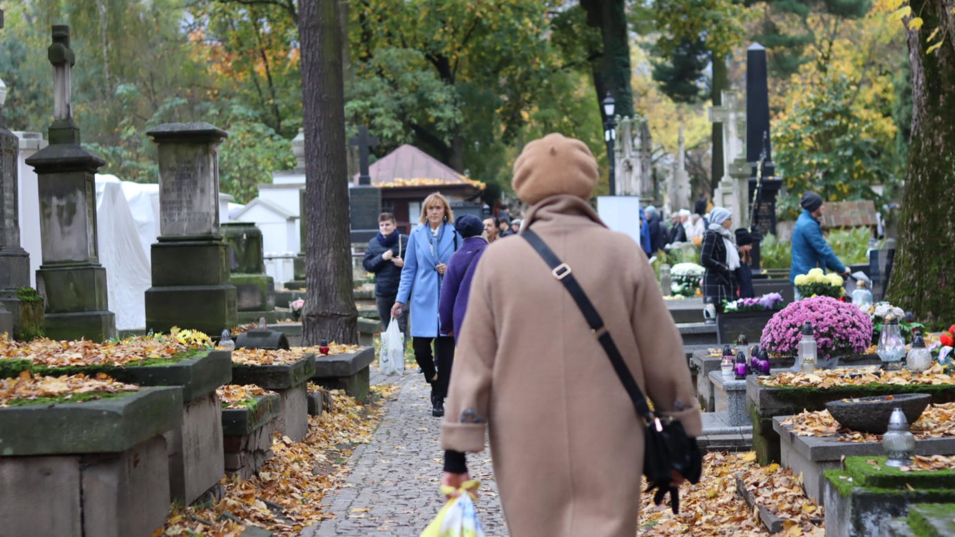 Tak mieszkańcy odwiedzają groby zmarłych. Tłumy na najstarszym cmentarzu w Lublinie