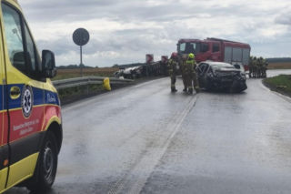 Tragiczny wypadek na DW 323 niedaleko Góry. Nie żyją dwie osoby [ZDJĘCIA]