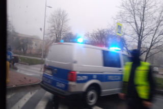 Zamośc: Wypadek drogowy na ulicy Peowiaków.  Pieszego zabrała karetka