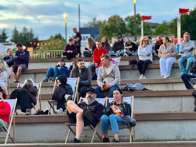 To jedyne takie kino plenerowe w Świętokrzyskiem. W Porcie Lubianka na leżakach i na kajakach