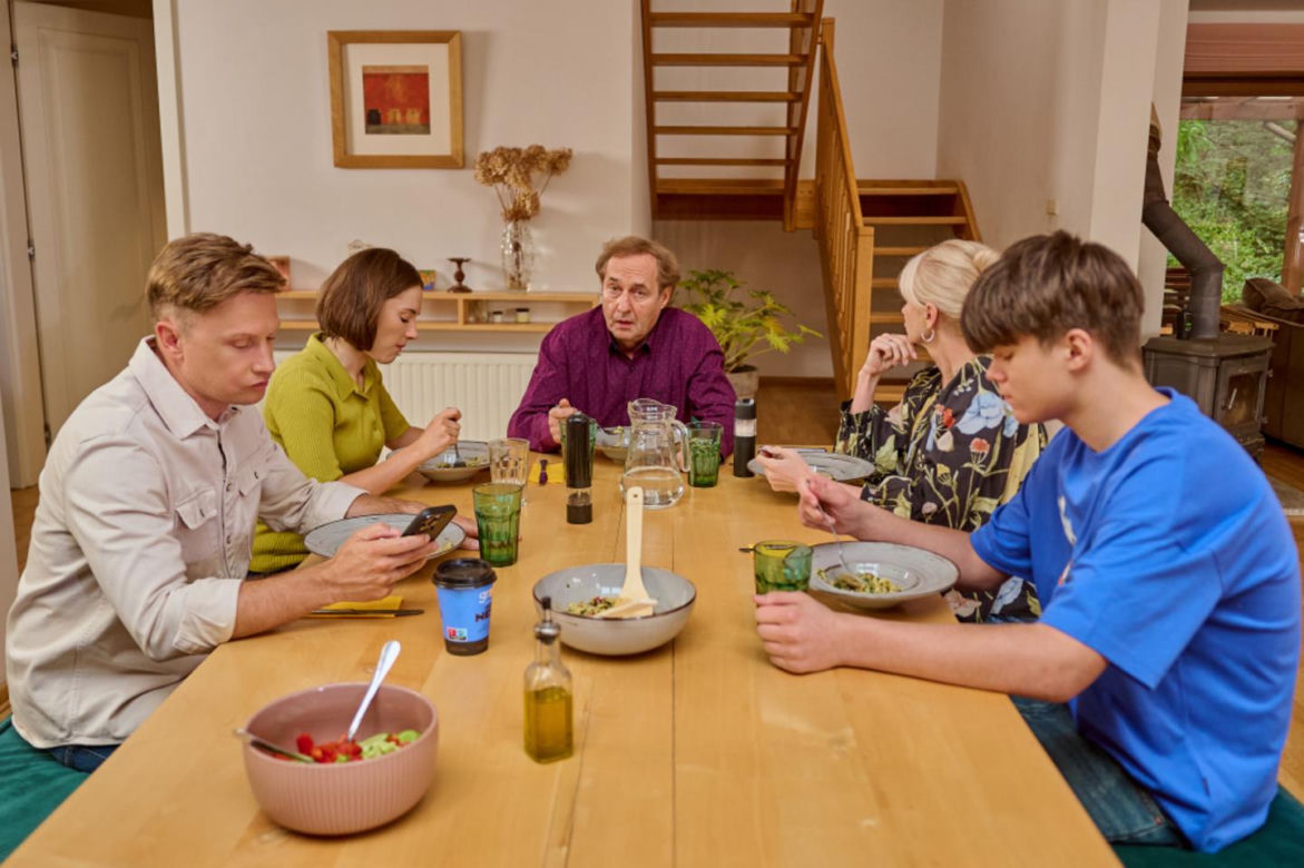 Na Wspólnej odc. 4133. Ania (Sonia Mietielica), Igor (Jakub Wesołowski), Ewa (Ewa Gawryluk), Arek (Marek Kalita), Maciek (Aleksander Kalczyński)