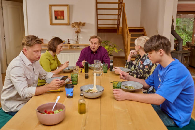 Na Wspólnej odc. 4133. Ania (Sonia Mietielica), Igor (Jakub Wesołowski), Ewa (Ewa Gawryluk), Arek (Marek Kalita), Maciek (Aleksander Kalczyński)