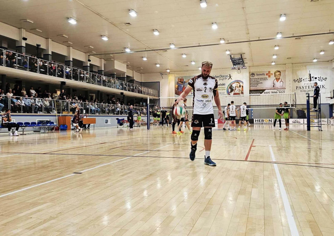 Koledzy założyli drużynę siatkówki, by pokazać najmłodszym jak wazny jest sport.