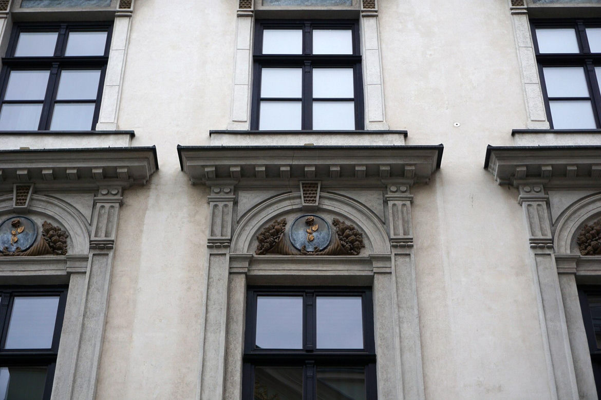 To jedna z najsłynniejszych kamienic w Krakowie. Znajduje się w niej hotel, w którym mieszkał car