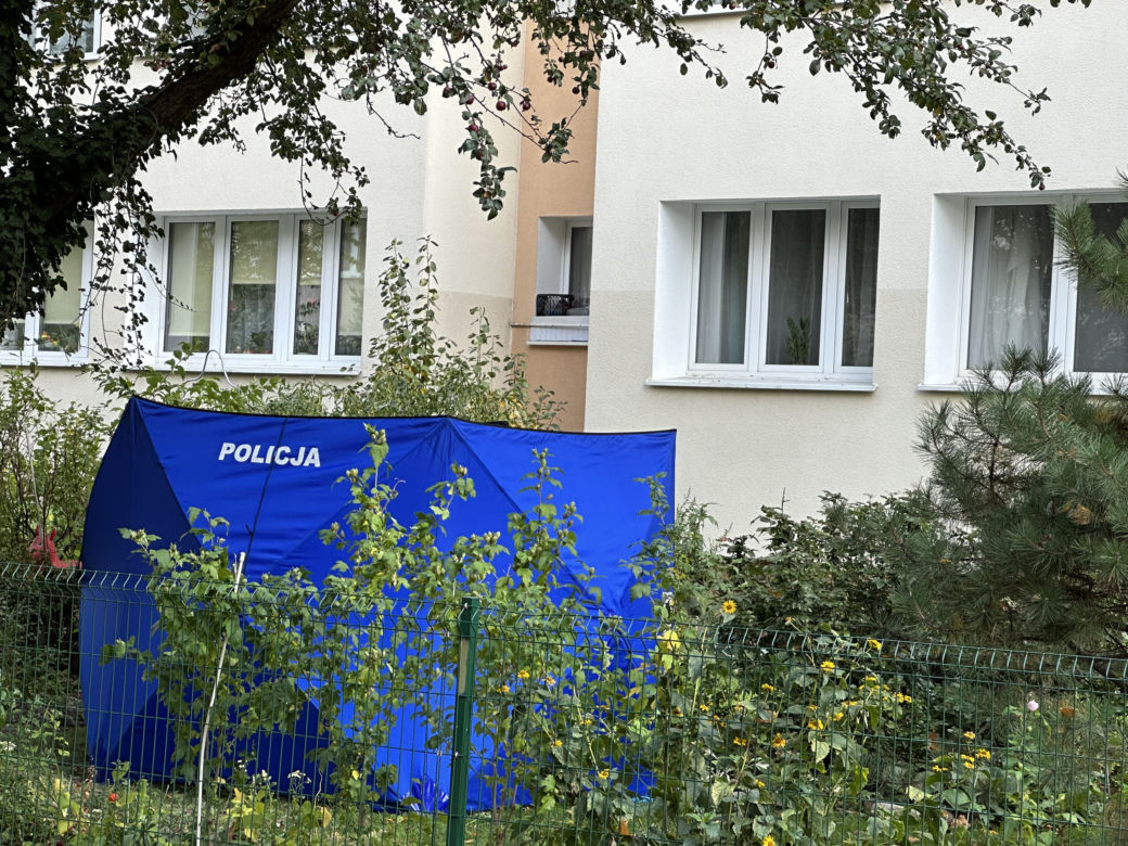 Otworzył okno, spojrzał w dół. Chwilę później runął z 9 piętra. Tragedia na Mokotowie