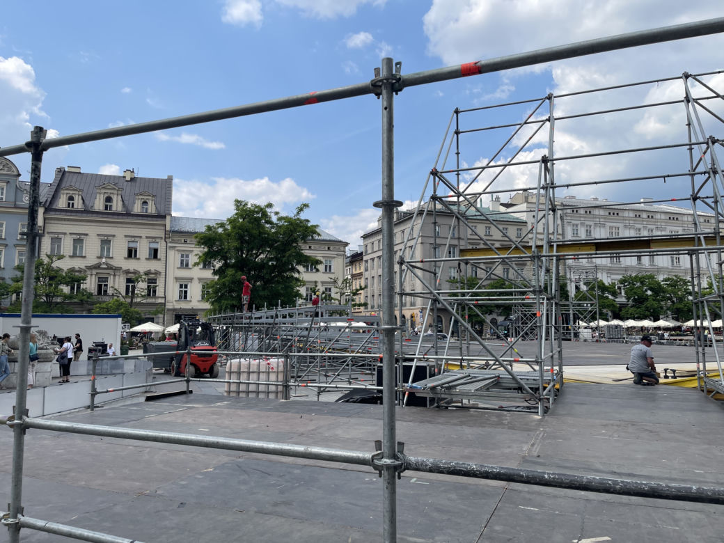 Kontrowersyjna budowa na Rynku Głównym w Krakowie. Mieszkańcy podzieleni
