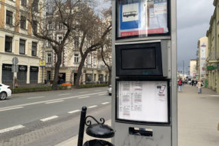 Co z wyświetlaczami na przystankach na Krakowskim Przedmieściu? Radny reaguje