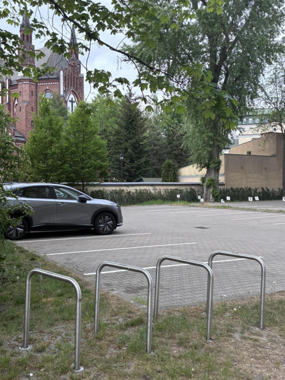 Radny chce oddać mieszkańcom parking przed urzędem dzielnicy. „Więcej szkody niż pożytku”