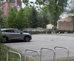 Radny chce oddać mieszkańcom parking przed urzędem dzielnicy. „Więcej szkody niż pożytku”