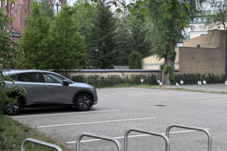 Radny chce oddać mieszkańcom parking przed urzędem dzielnicy. „Więcej szkody niż pożytku”