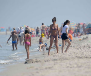 Kaczyńska z nieznajomym smaży się na plaży