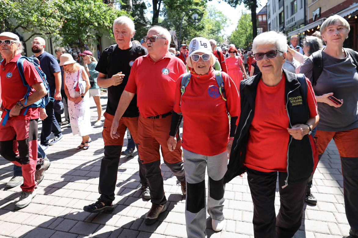 150-lecie przewodnictwa tatrzańskiego. Przemarsz przewodników po Krupówkach w Zakopanem