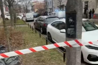 Groźby i oblężenie mieszkania w Warszawie. 30-latkowie zabarykadowali się z emerytką 